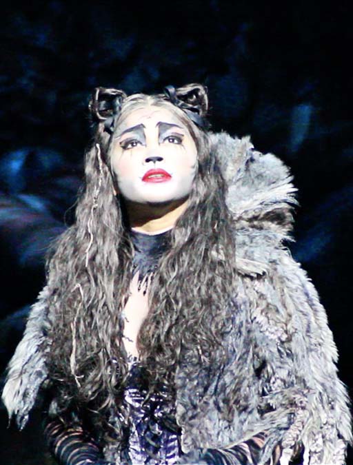 Joana Ampil is explosive as Grizabella