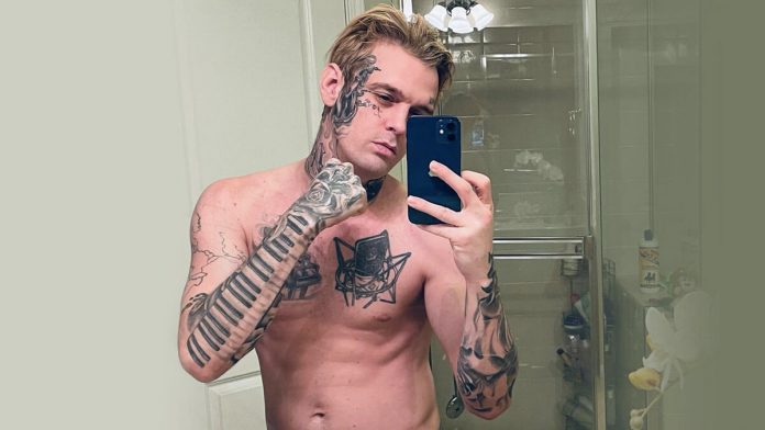Aaron Carter Plays Guitar Naked and Uses Honey in First Webcam Show -  Cocktails & Cocktalk
